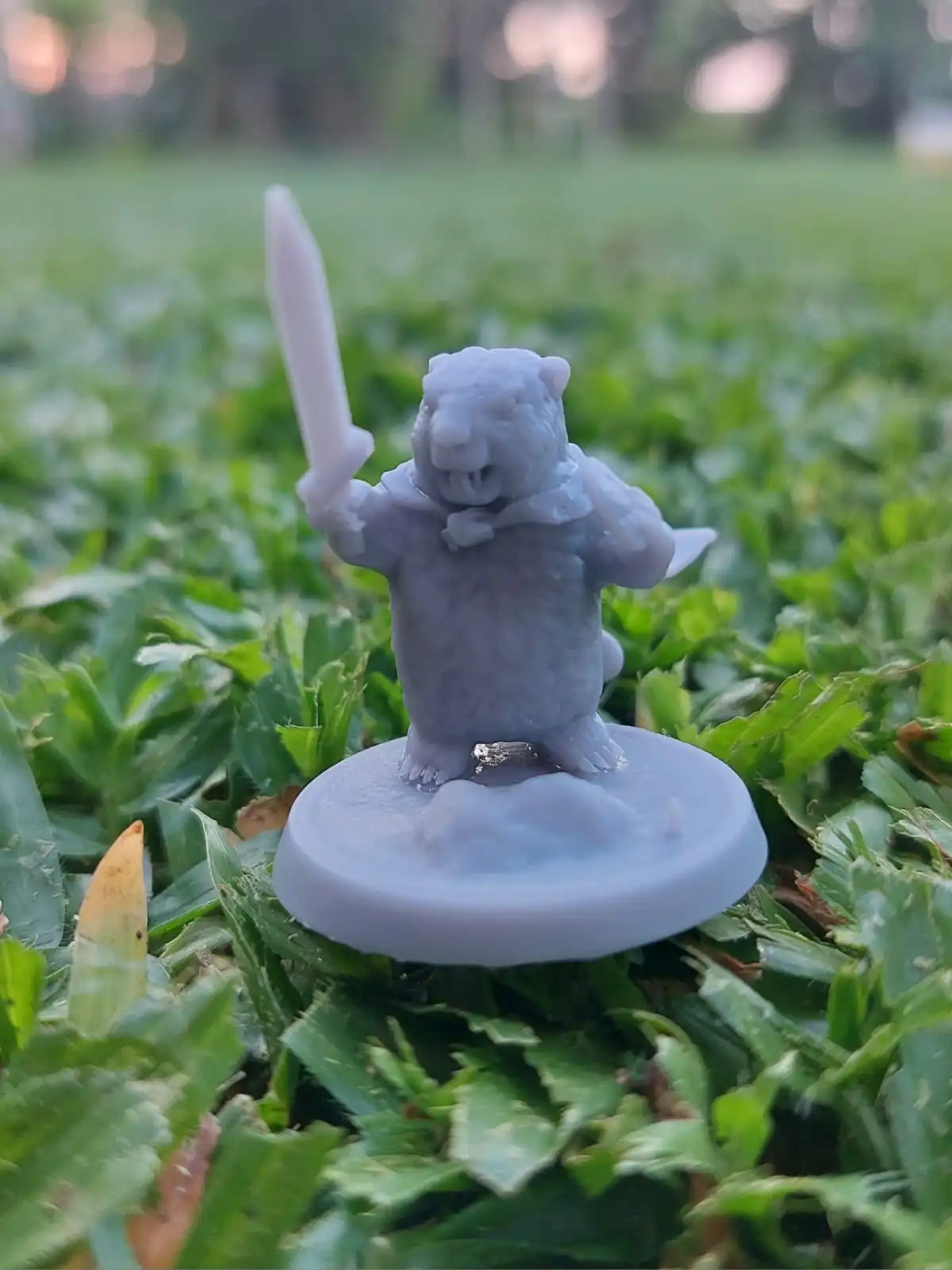 Imagem de uma miniatura do personagem fungo, uma marmota de capa segurando uma espada de madeira