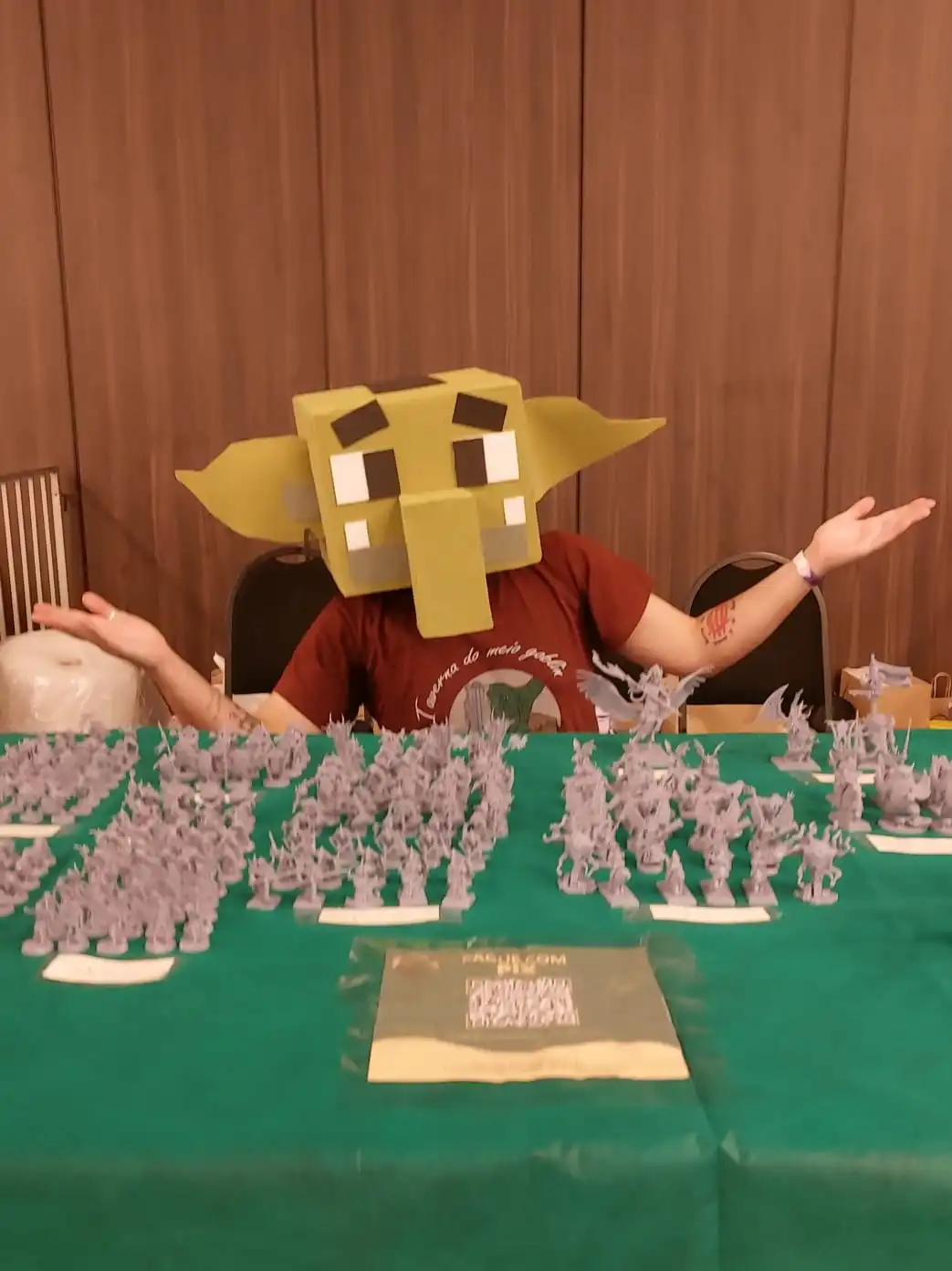 Imagem do nosso mascote goblin, é uma pessoa real utilizando a cabeça de um goblin