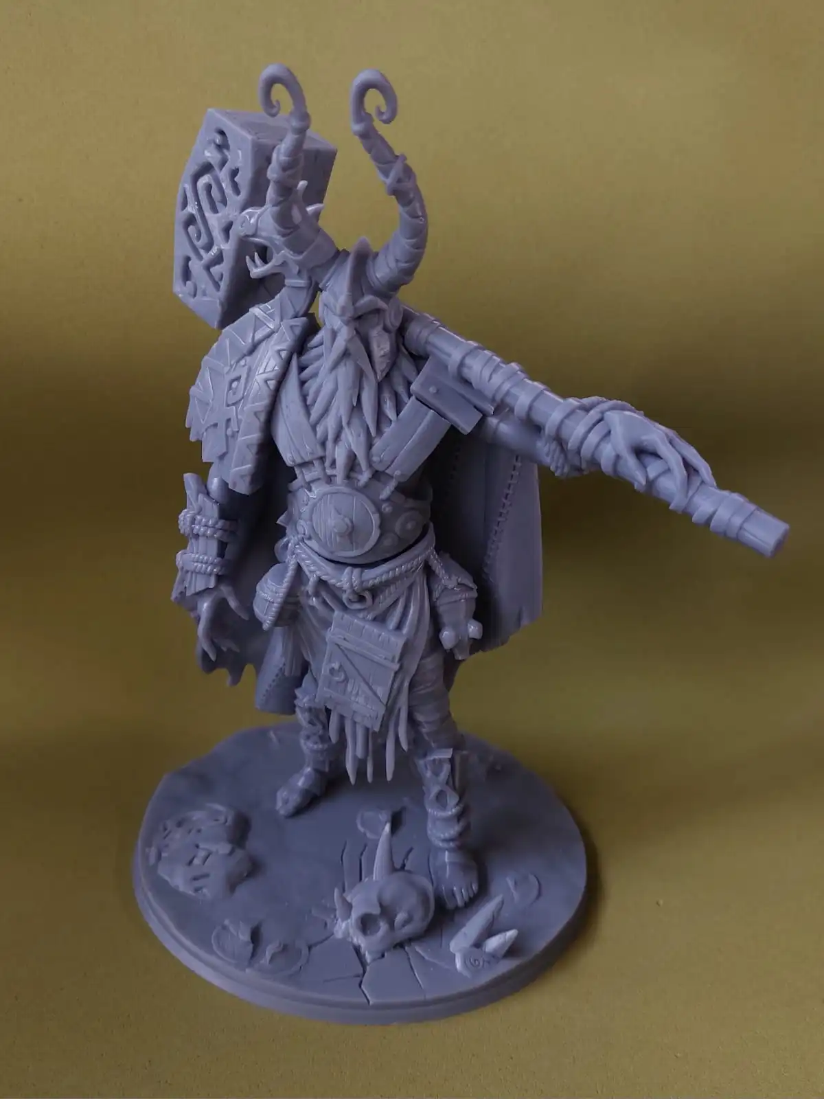 Imagem de uma miniatura no tamanho 30 centímetros de um gigante, ele está numa pose segurando um martelo no ombro